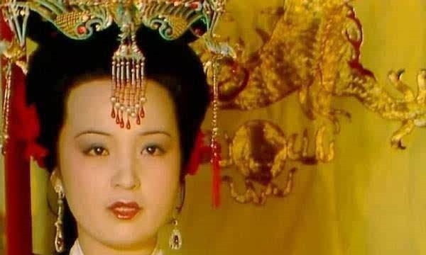 红楼梦&贾元春是不是皇后其实,王熙凤早已一语道破!