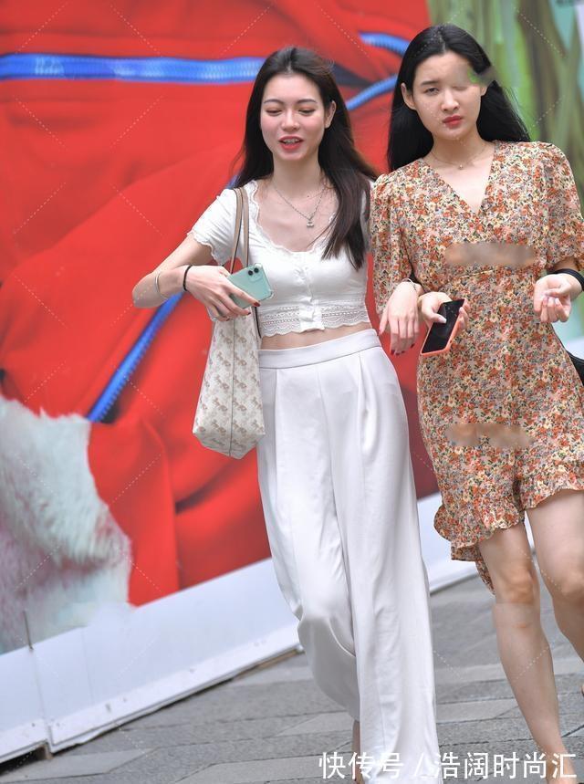 上衣 黑灰色修身牛仔裤,搭配小款荷叶边上衣,小个子的福音