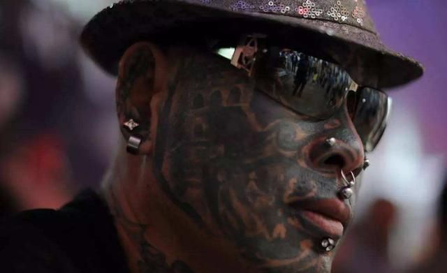 情有独钟|他对纹身艺术情有独钟,200种昆虫图案覆盖身体,父母都认不出