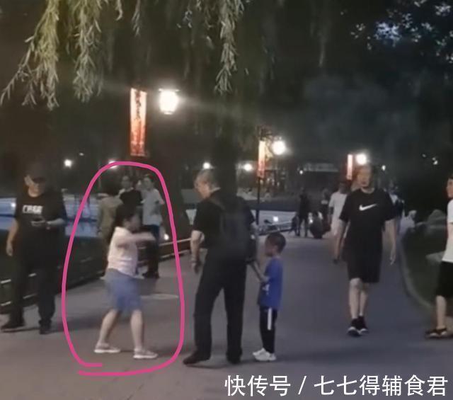 手机|家长没收孩子手机，女娃发飙手指父亲“不放开我就打你”，挺寒心