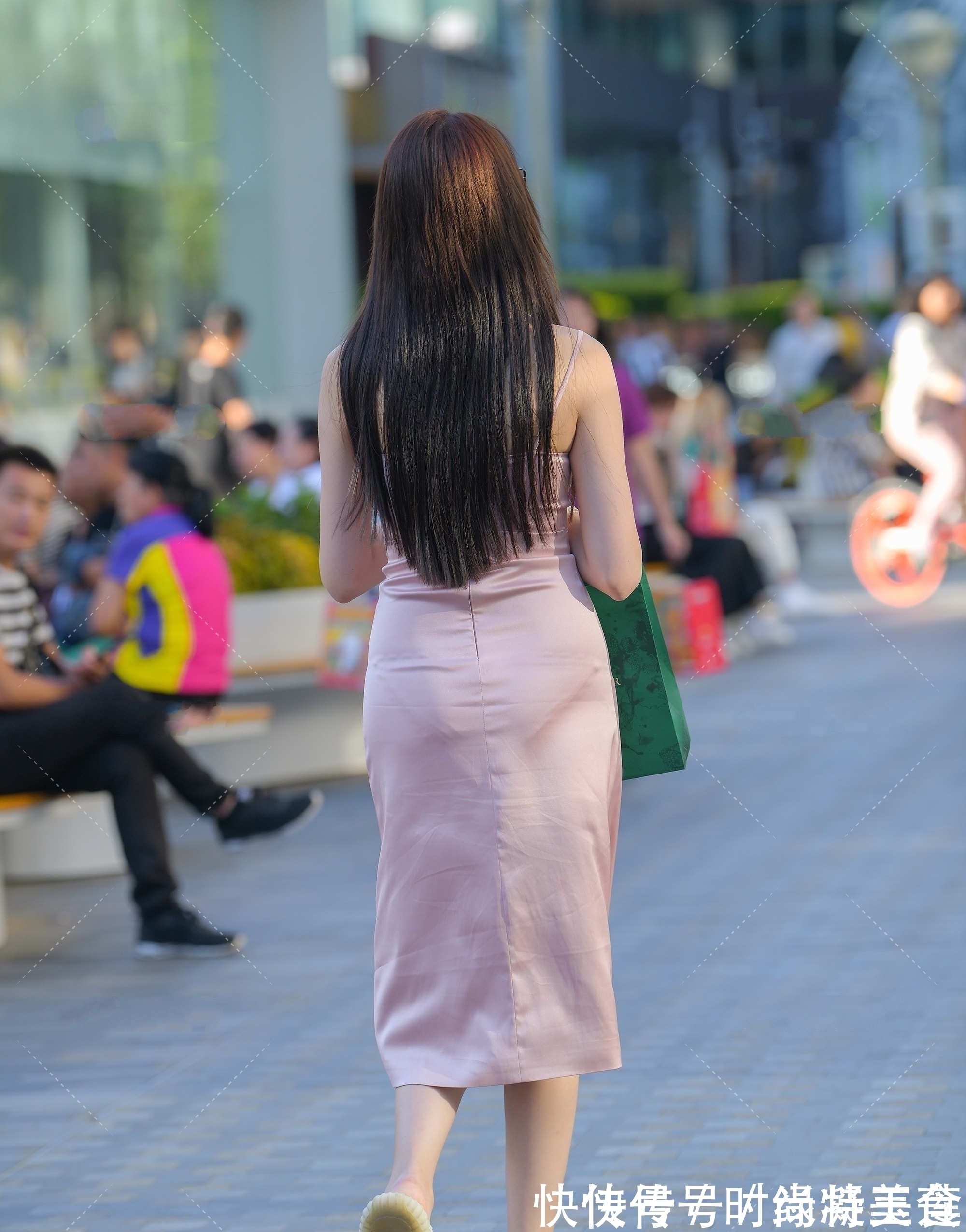 粉色连衣裙 粉色连衣裙温柔又可爱,配合丝质面料,穿搭更添优雅气质