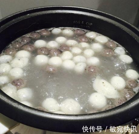 不粘锅|煮冻汤圆,开水凉水下锅都不对!大厨教你正确做法,不破皮不粘锅