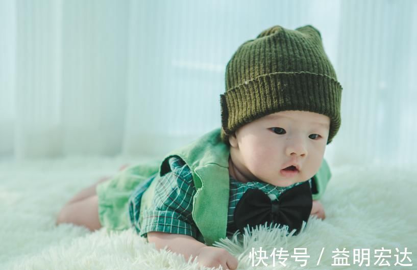 宝宝|宝宝到处爬很危险要阻止吗 爬行对发育有好处,这样鼓励才正确