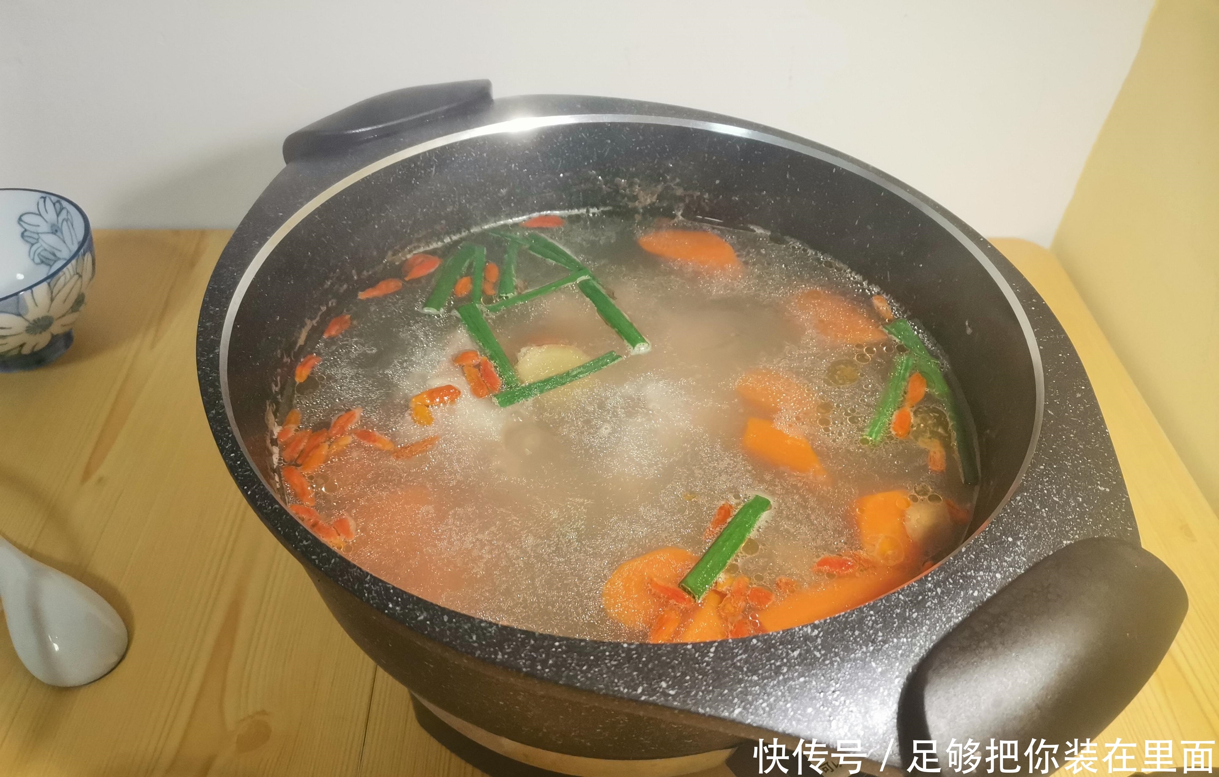 春天要喝大骨萝卜汤,猪大骨是基础,萝卜块是灵魂,熬多久很关键