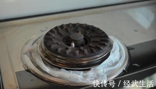 家家户户|在灶台上放几张纸巾,作用真强大,解决家家户户困扰的烦恼,实用