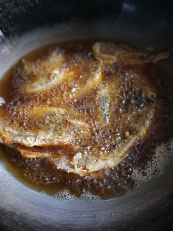难怪煎鱼时总破皮,记住这一步,包你做出来金黄酥脆,完完整整