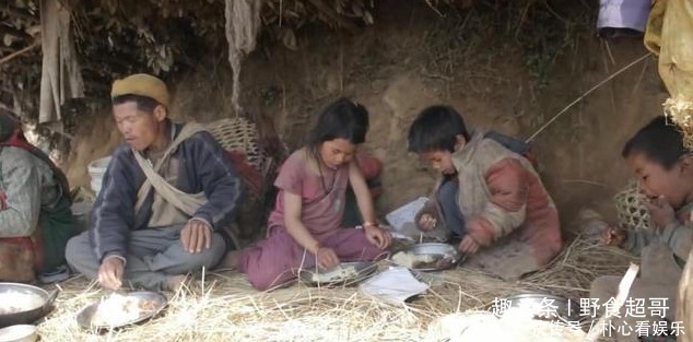 探访|尼泊尔山区穷人们的生活,中国小伙带着羊肉干探访,全家高兴吃肉