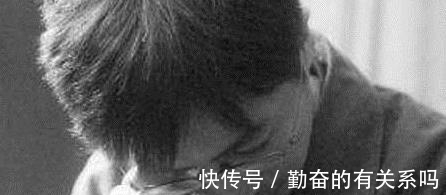 小黑|儿子单独睡2米大床,每天醒来说太挤,监控拍下一幕让男子哭了