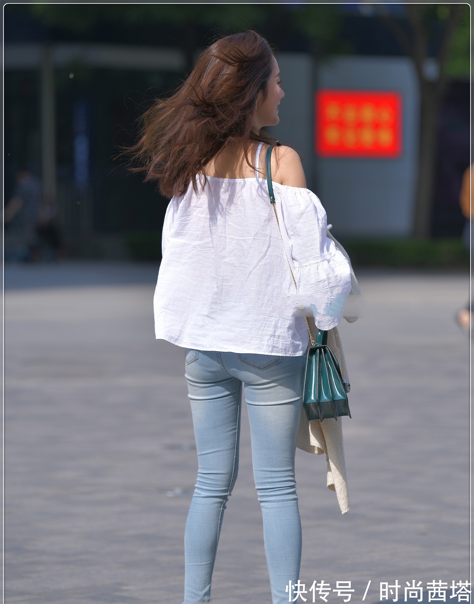 小白鞋 白色露肩上衣搭配牛仔裤,简单清纯,舒适透气