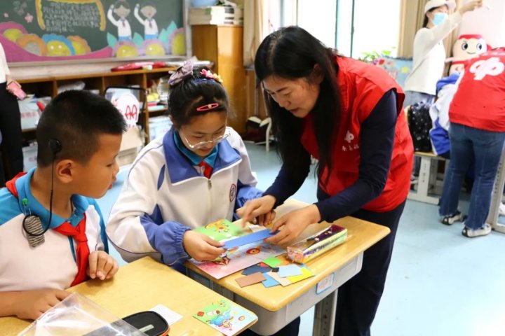 青岛市中心聋校|青岛福彩走进青岛市中心聋校 送奖送书送爱心