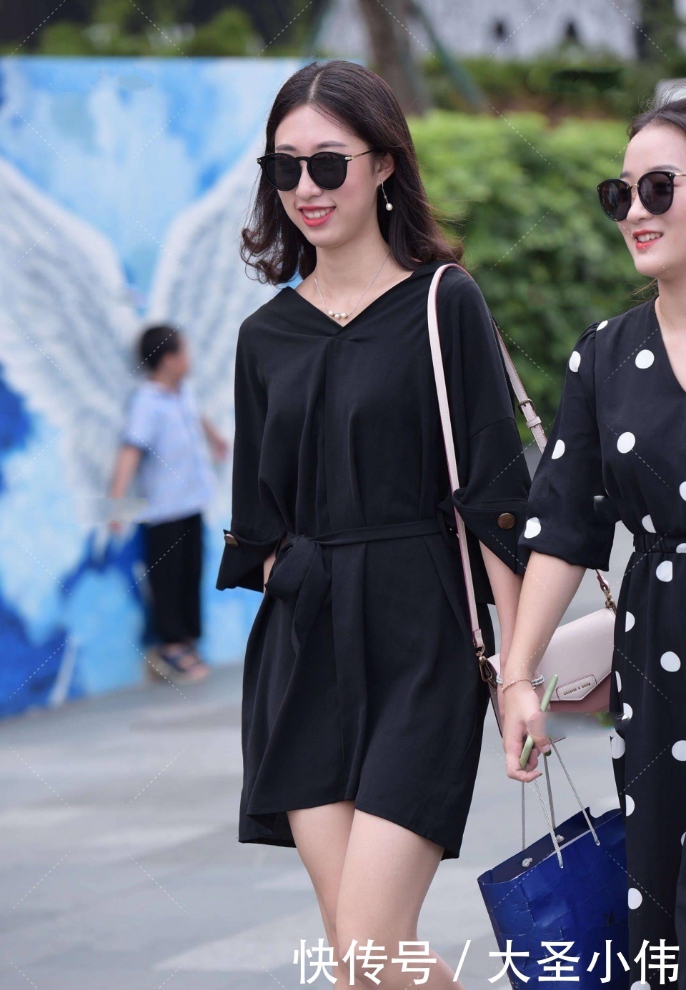 领口|美女街拍:小姐姐气质非凡,真不是“庸脂俗粉”,你喜不喜欢这样的小姐姐?