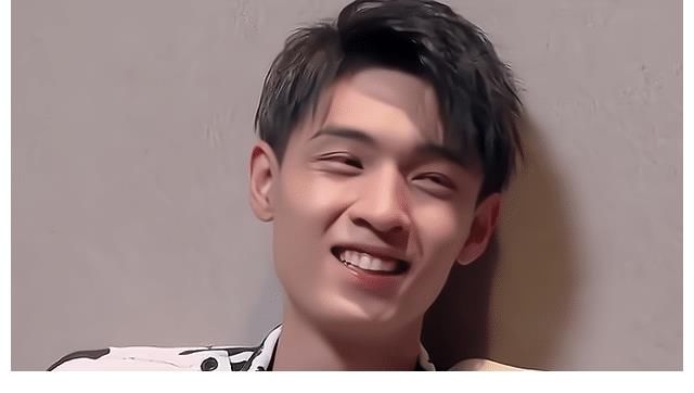 明星也瘋狂，見(jiàn)到偶像立馬忘記身份，秦霄賢遭遇大型社死現(xiàn)場(chǎng)