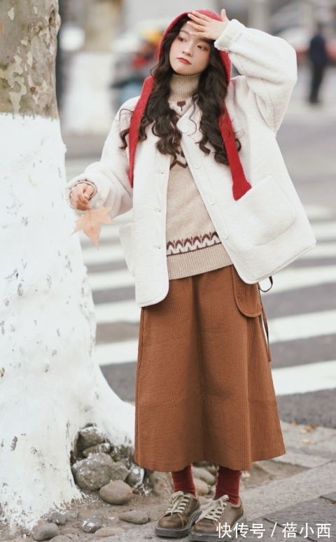 时髦 今年建议多穿羊羔毛外套,搭配卫衣、毛衣、半身裙,保暖又时髦