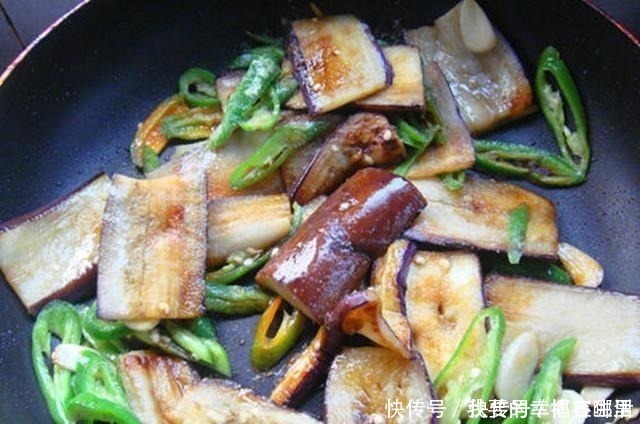 茄子|炒茄子，先放油可就错了，大厨想要茄子不腻不发黑，这样做