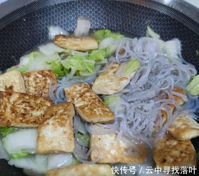  家常|猪肉白菜炖粉条，冬季家常炖菜，全家都爱吃