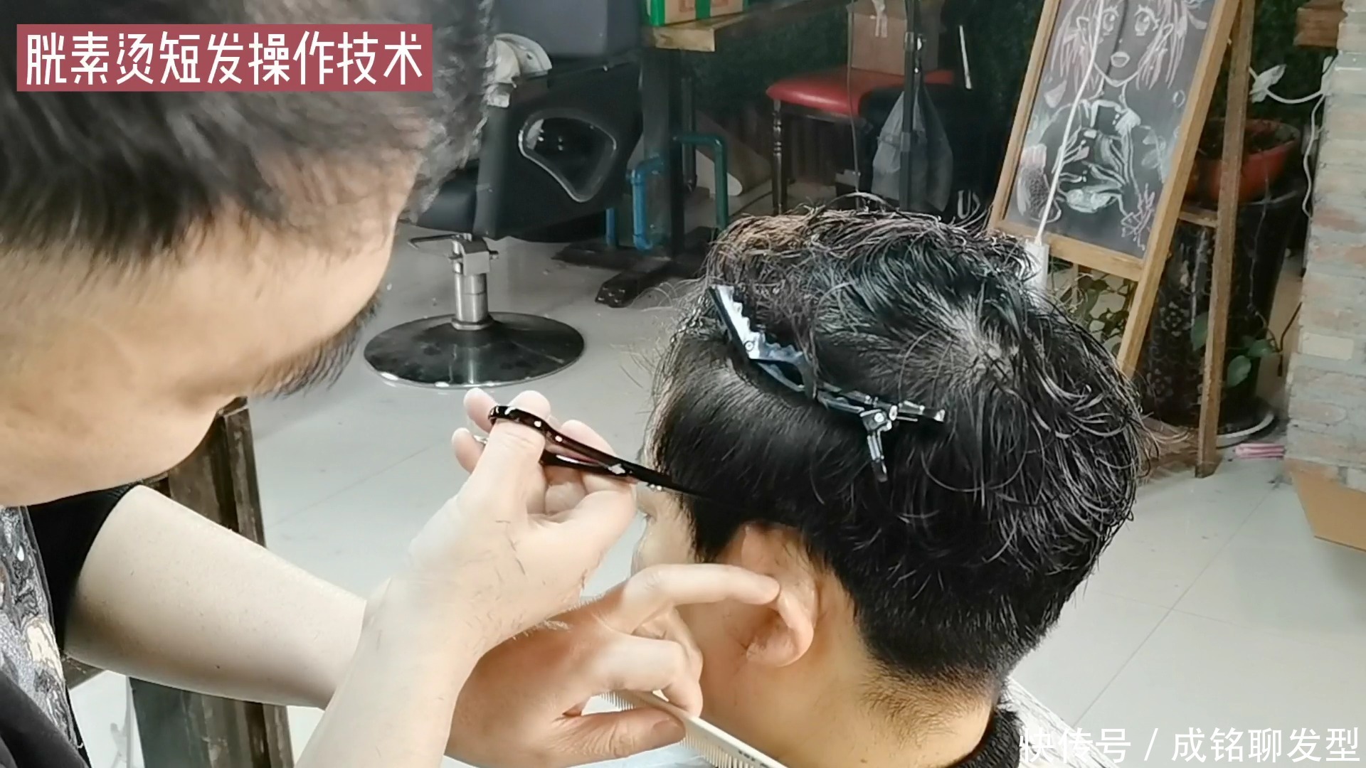 50岁脸大的女人别总烫小卷,用发根摩根烫纹理,干练减龄好打理