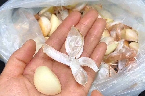 今天才知道，大蒜上藏着一个“小机关”，用手一按，蒜皮自动脱落