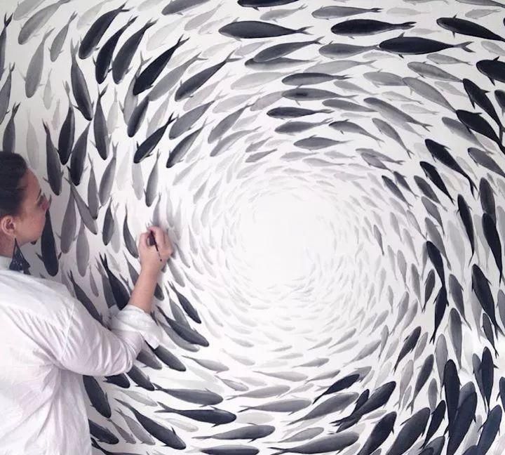 陶罐|印度女孩在白陶罐上画出逼真游鱼,网友评论似在水中游