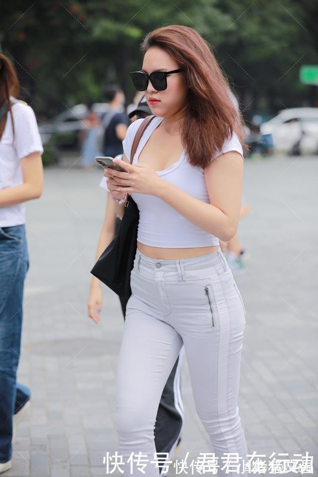 短袖 白色圆领露肚脐短袖搭配同色修身裤,简单时尚,清新自然