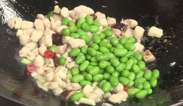 一道简单的家常小炒素鸡，清甜咸香，低脂低量，营养非常丰富