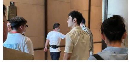 晓明哥|《中餐厅5》路透：黄晓明戴金边眼镜身材有型，丁真龚俊也加盟