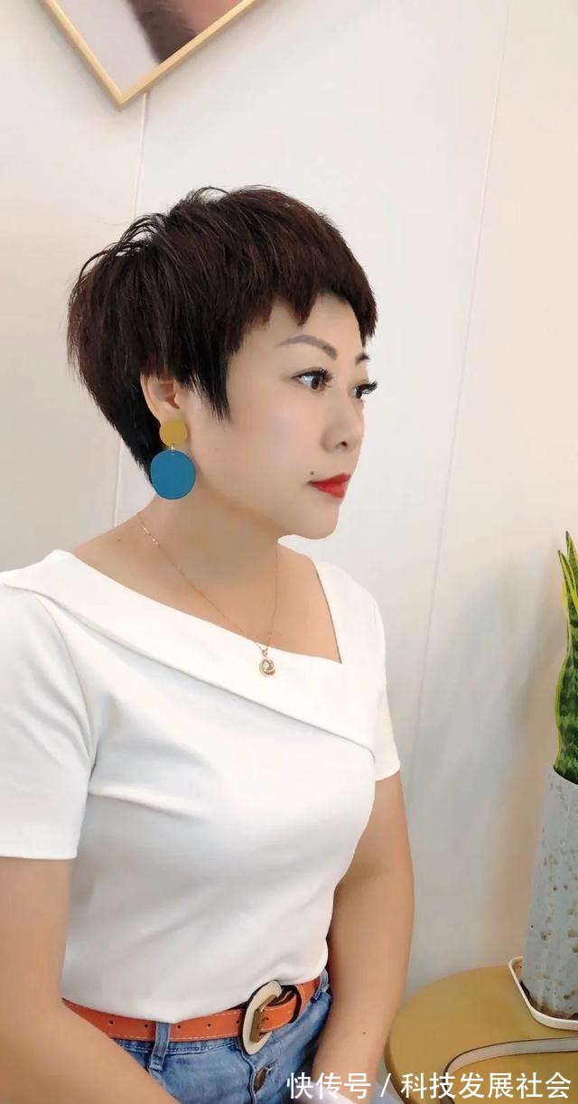 年轻 40岁左右的女性,发型这样剪,时尚年轻不老气!
