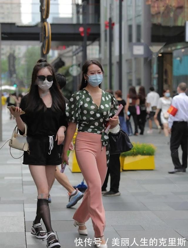 一字带 夏季穿搭不重样,多几款“短裤”的身影,这样穿越来越有魄力!