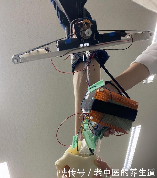 日本人又弄出奇葩发明,可以模拟和恋人十指紧扣,我看着都心疼