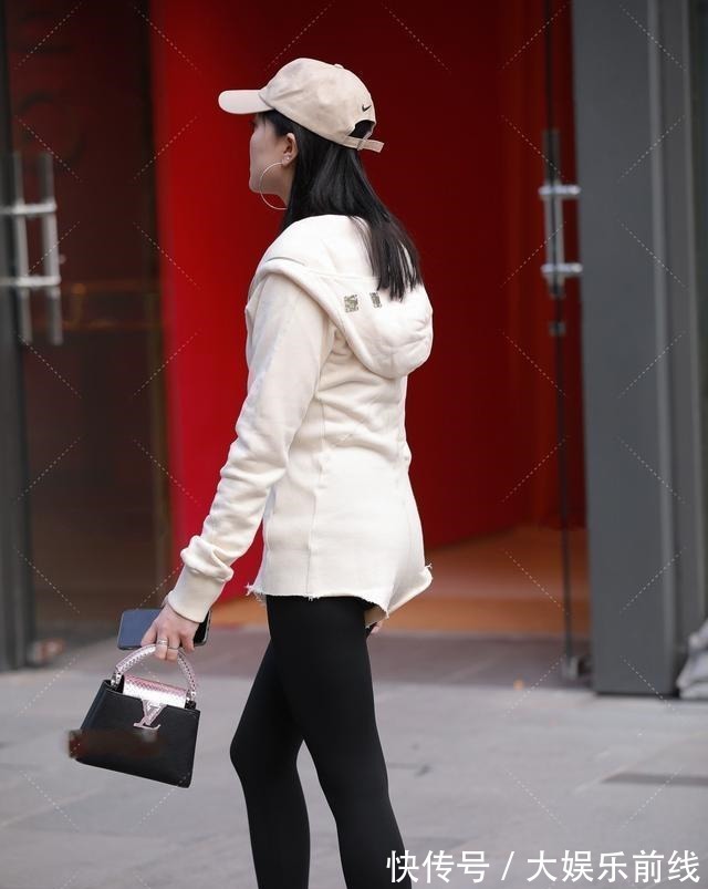 搭配 蜂腰细腿的打底裤美女,修饰腿部线条,清新自然!