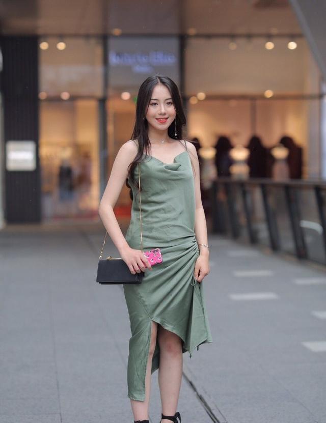 时髦|小姐姐身着包臀裙,时髦性感,高雅迷人