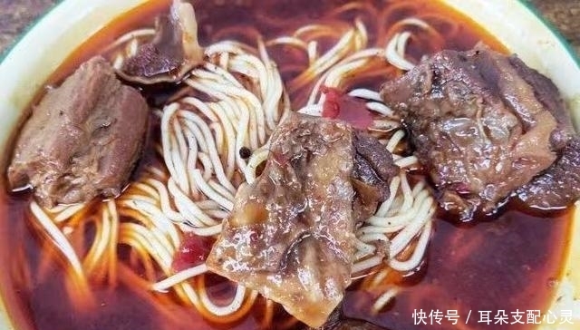 重庆一家开了18年的面馆,藏在坡坡底下,每天食客络绎不绝