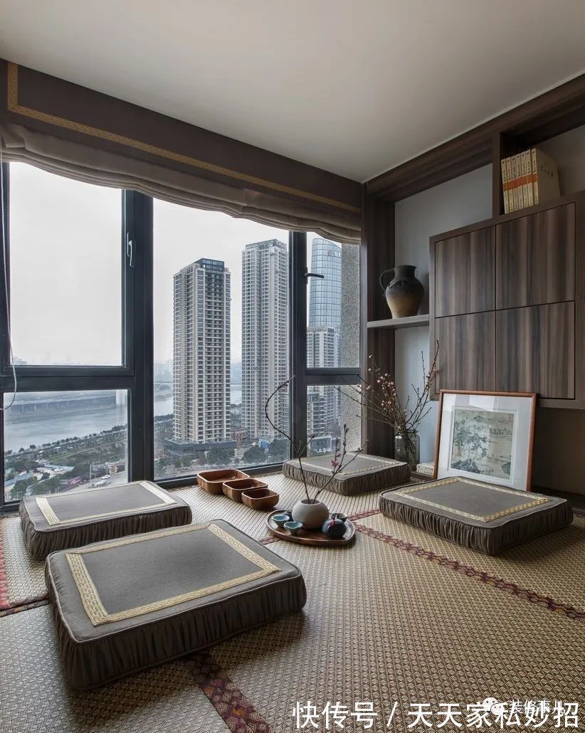 榻榻米|客厅沙发怎么买?U型太老土,聪明人家里这样摆,时尚省空间