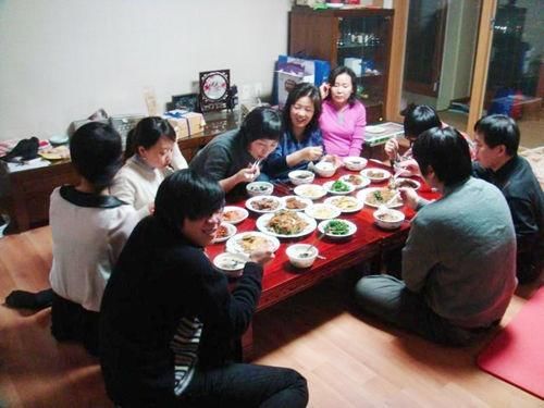 韩国明星到中国旅游，点了一瓶雪碧被吓到，直言：不愧是中国