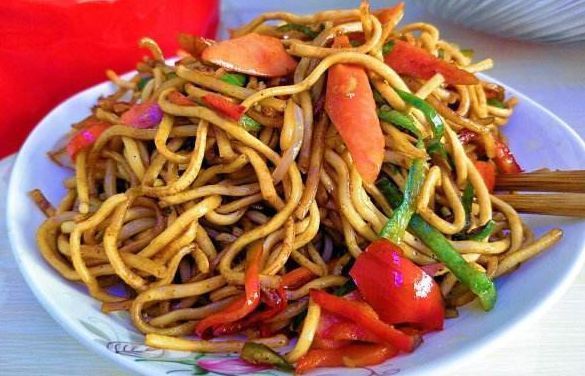 家常炒面时,面条煮熟过凉是错的这才是正确方法,面条根根分明