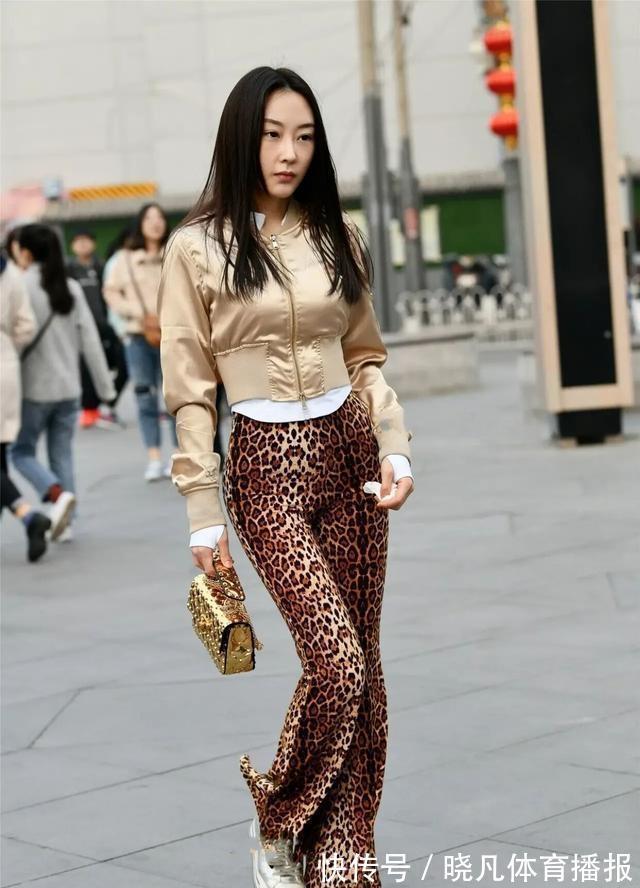 打底裤 “麻杆腿”的打底裤美女,遮肉显瘦两不误,“腿短”问题显露无疑