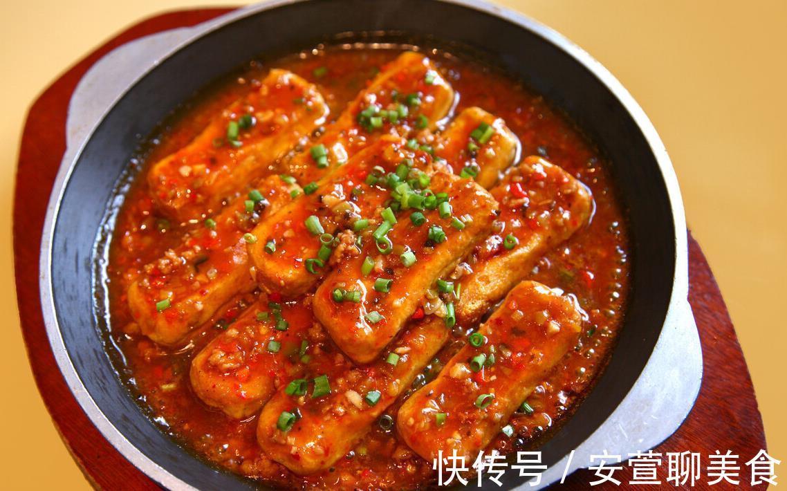 别再吃炖豆腐了，用这种方法做豆腐，外酥里嫩，我一人能吃大半盘