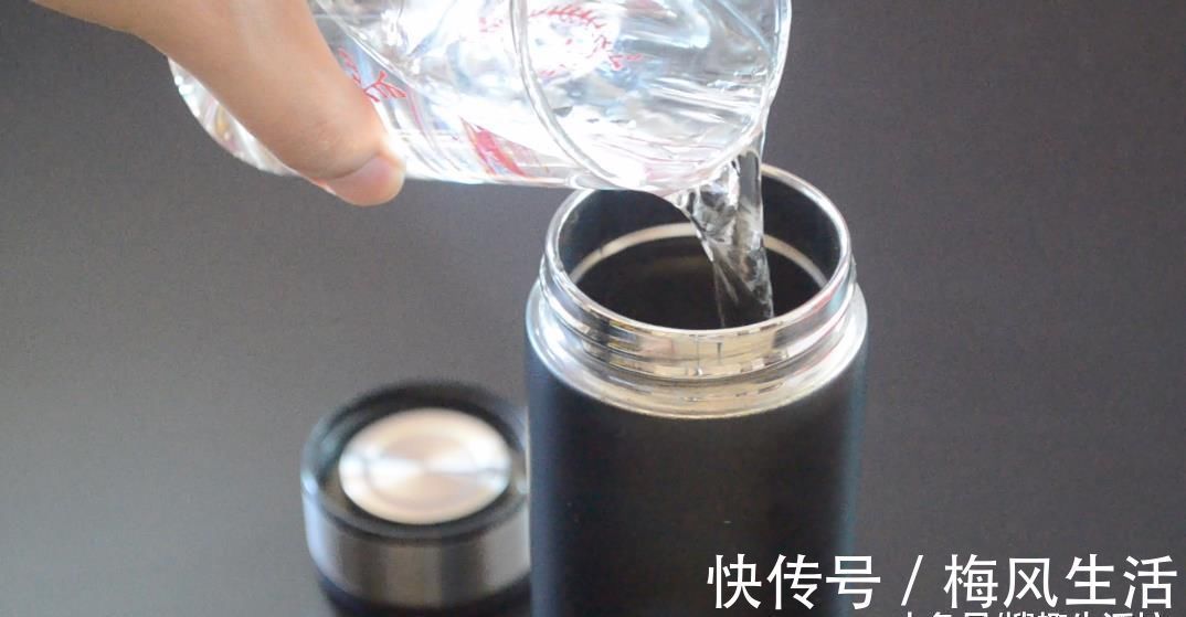 保温杯太深不好清洗, 教你一招, 不用洗涤剂, 细菌污垢洗得干干净净
