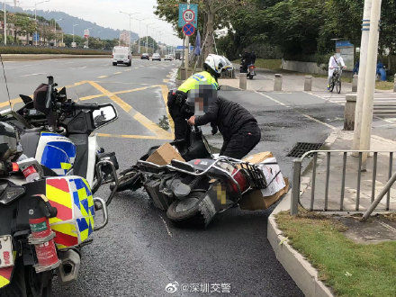 摔倒|市民骑车不慎摔倒，铁骑暖心相助