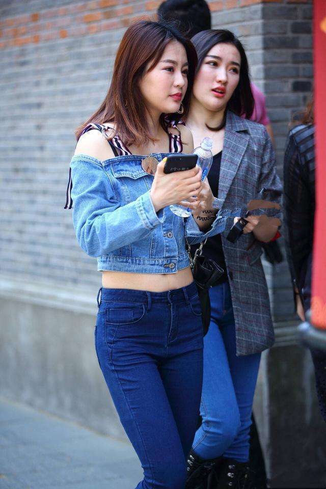 休闲装|舞动长发的小美女,立体的五官,热裤和白色休闲装很搭