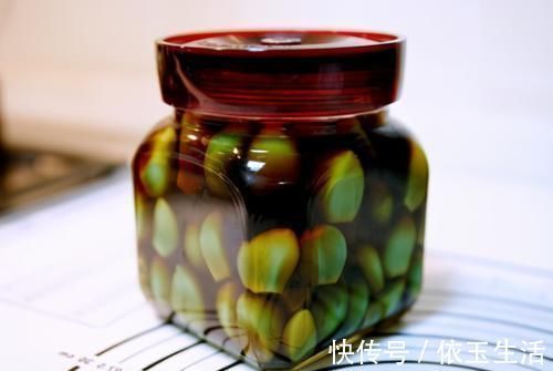 腌腊八蒜,别只会放醋,多加1个技巧,2天就变绿,香又脆还解腻