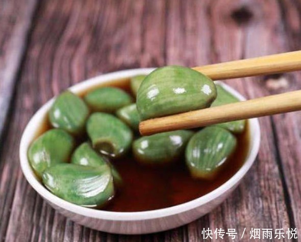 泡腊八蒜,直接加醋就错了,牢记2个关键,12小时就绿,酸辣脆爽