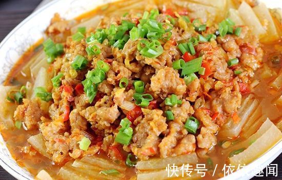 肉末蒸冬瓜。做法简便,清爽不油腻,冬瓜吸收汤汁特别入味下饭