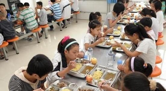 胃部有疾长寿难，生活中尽量少吃6类食物，尤其前2个，养胃保健康