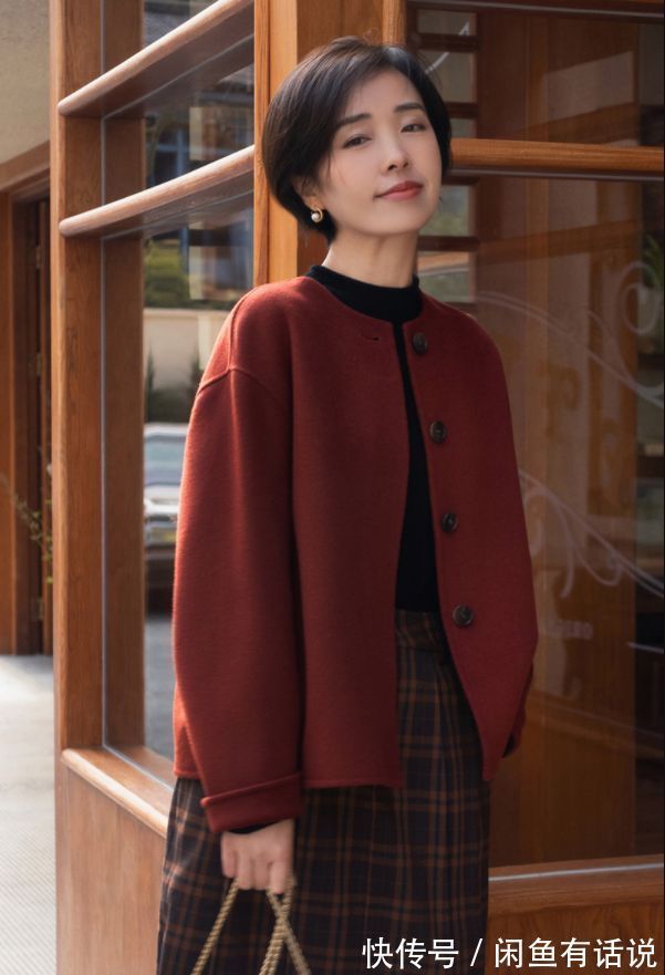 穿搭 女人上了年纪扮嫩别太“刻意”,有3种穿搭尽量避开,会被人笑话