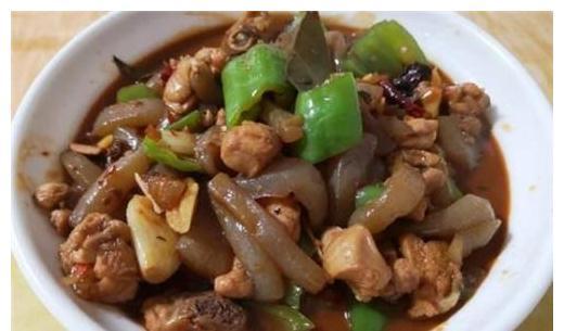 它低热量，高纤维，常吃促进胃肠蠕动，排毒，和鸭肉是经典搭配