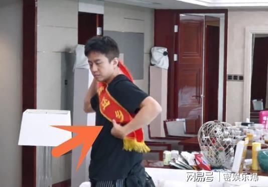 导游|邓超成5哈替补导游,不拿导游旗却挂绶带,看清上面的字没毛病