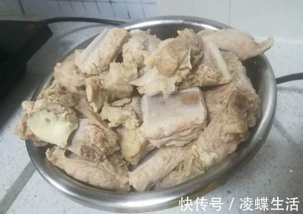 肋排|排骨不要只挑粗的买,老师傅教你3个妙招,挑到的排骨新鲜又好吃