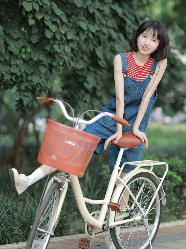 上衣|早秋穿这些就够了!牛仔背带裙+红色条纹上衣,实用又百搭