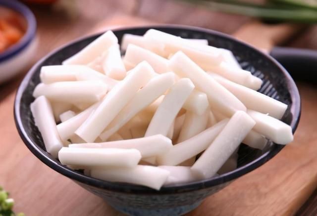 番茄|冷天煮鱼汤,加上2个西红柿,香浓爽口吃着鲜,我每次能喝2碗