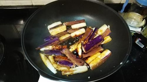 茄子|茄子配豆角，简单一锅出，咸香下饭，软嫩入味，三天就得做一次